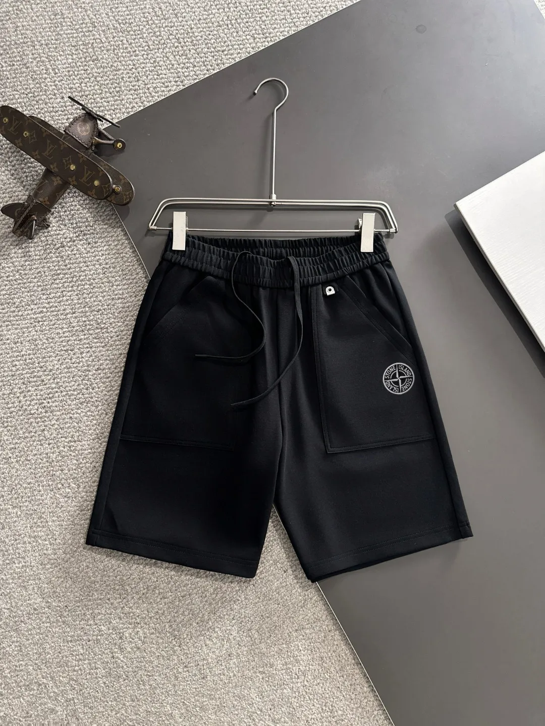 🅿️330 shipped next day P High-quality Stone Island/Stone Island 2025 spring and summer new high-definition elastic band casual solid color loose shorts, made with machines imported from Italy, two-needle seams at the hem of the trousers, fine and firm stitching, counter-customized fabrics with high breathability and comfort, impeccable details, brand element design concept, reflecting high quality. It feels delicate and soft! It presents a casual cut and the upper body shape is great! Size: S-XXL